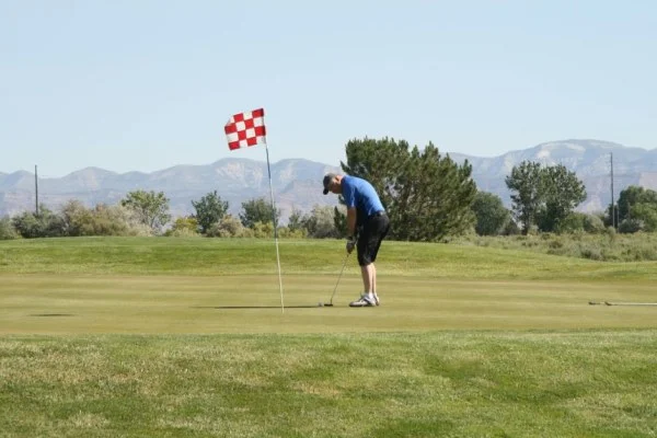 golf player putting on green